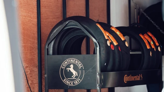Výrobca pneumatík Continental má za sebou ťažký rok. Zisk sa mu prepadol o 95 %