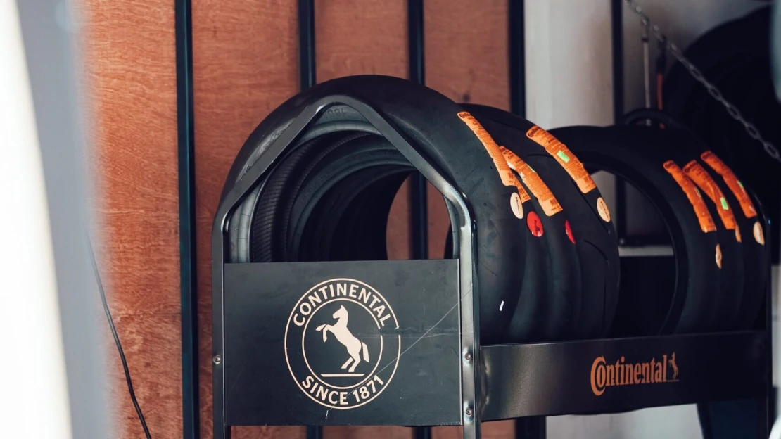 Výrobca pneumatík Continental má za sebou ťažký rok. Zisk sa mu prepadol o 95 %