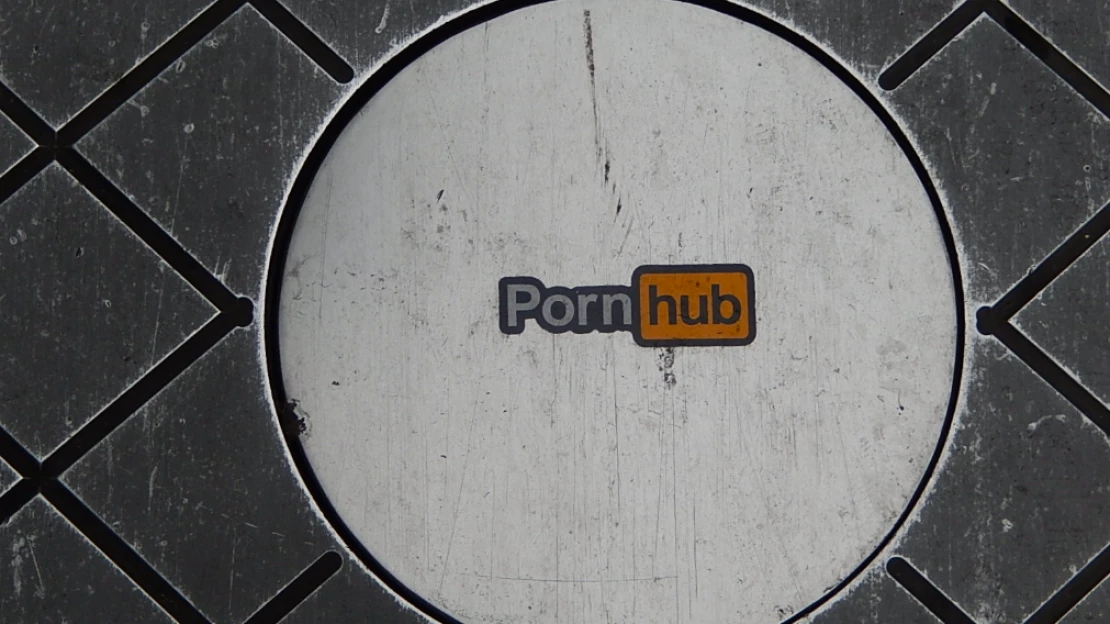 Pornhub a ďalšie platformy porušujú pravidlá Únie ohľadom ochrany maloletých