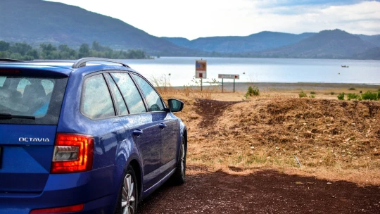 Počet registrácií nových osobných áut na Slovensku stagnuje, trhu vojvodí Škoda