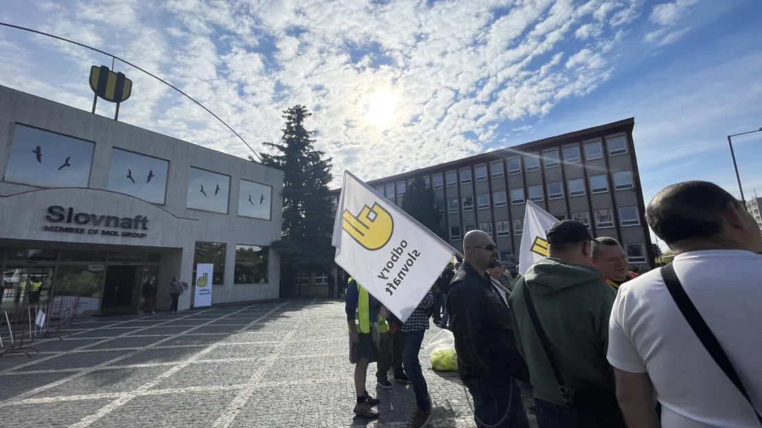 Protest v Slovnafte: Odborárom navrhované zvýšenie platov nestačí, firma hovorí o mimoriadnych výdavkoch