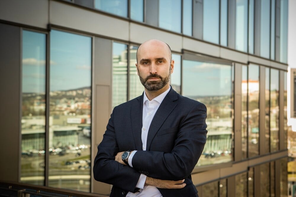 na snímke muž v exteriéri