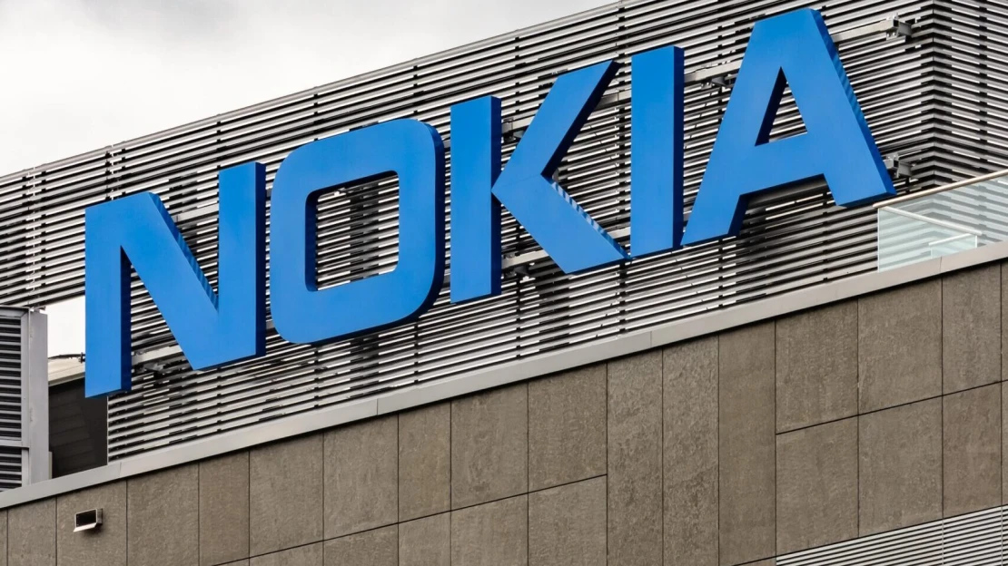 Fínskej spoločnosti Nokia vzrástol zisk. Zákazníci sú však v míňaní opatrenejší
