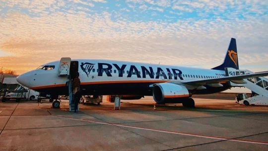 Rast cien leteniek aj dátum Veľkej noci. Dôvody, prečo sa Ryanairu zdvojnásobil zisk