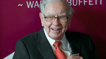 Zhromažďuje hotovosť a striehne na prepady trhov. Spraví Warren Buffett ďalší životný obchod?