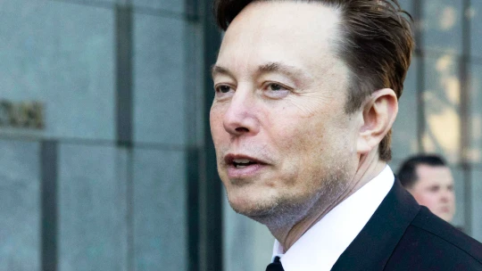 Musk chce svojim zamestnancom zakázať používanie iPhonov a iných Apple zariadení