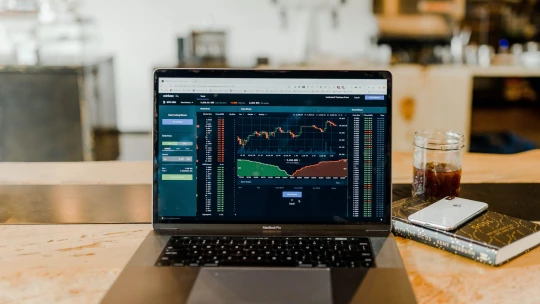Brokerskej firme XTB klesol zisk. Počet klientov aj objem investícií však enormne vzrástli