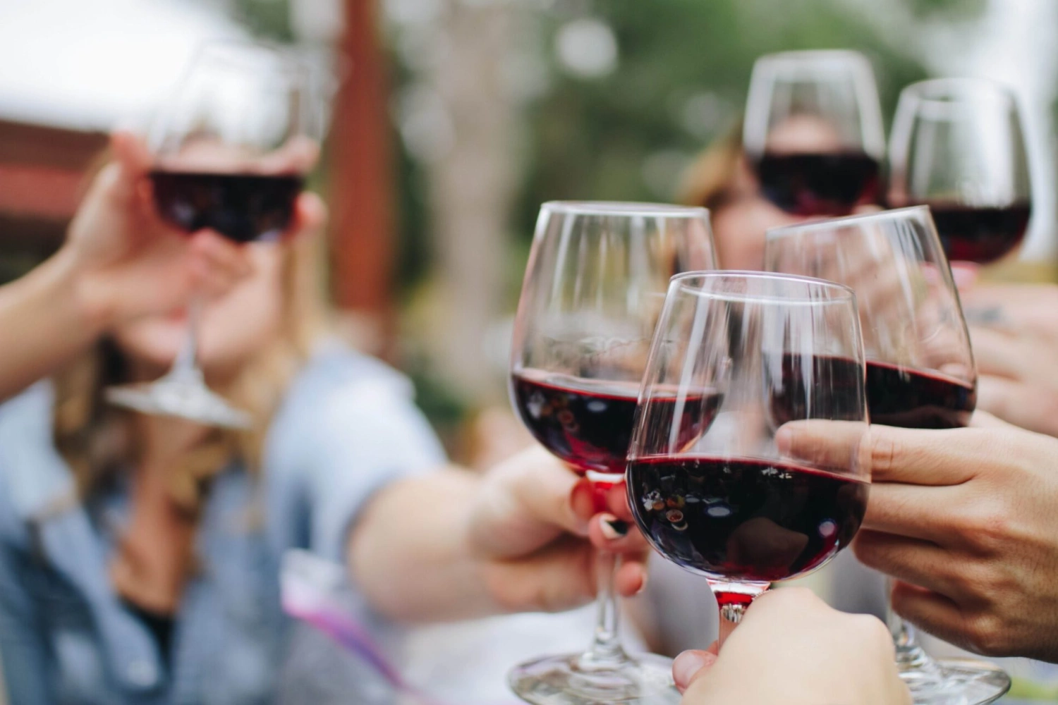 Na zámku, vo vinohrade či na námestí: rozbieha sa sezóna ochutnávania vína