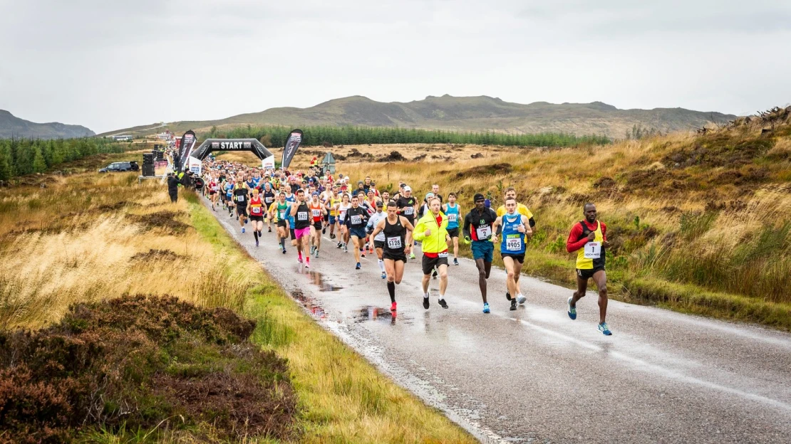 Beh pri veltlíne, polnočnom slnku či Loch Ness? Vyberte si svoj zaujímavý maratón