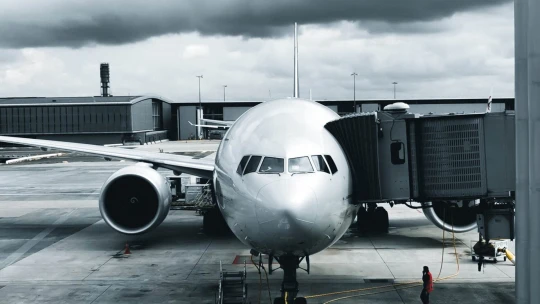 Čaká sa na zoznam 40 letísk v USA, ktoré obmedzia prevádzku. Dispečeri nevládzu, robia zadarmo