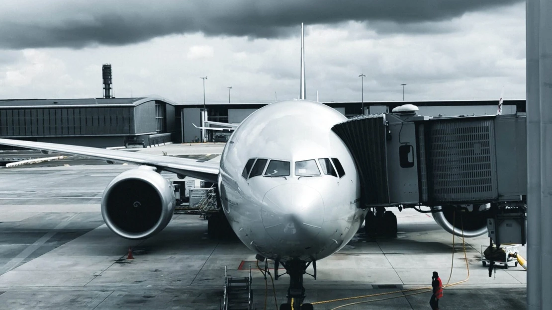 Čaká sa na zoznam 40 letísk v USA, ktoré obmedzia prevádzku. Dispečeri nevládzu, robia zadarmo