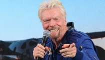 Bližšie k vesmíru ako k zisku. Prečo Virgin Galactic s turistami do kozmu stále nelieta