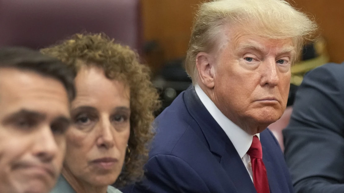 Čím väčší chaos robí, tým viac prerába. Trump stratil pol miliardy, odložil clá aj preto?