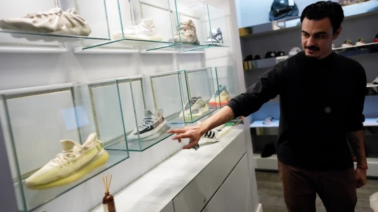 Von zo skladov! Adidas začne opäť predávať tenisky Yeezy v hodnote 1,3 miliardy dolárov