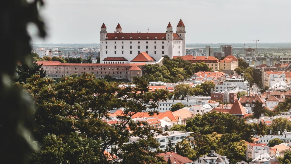 Ranný prehľad Forbesu: Bratislava porazila aj Paríž. Má takmer najmenej dostupné bývanie v Európe