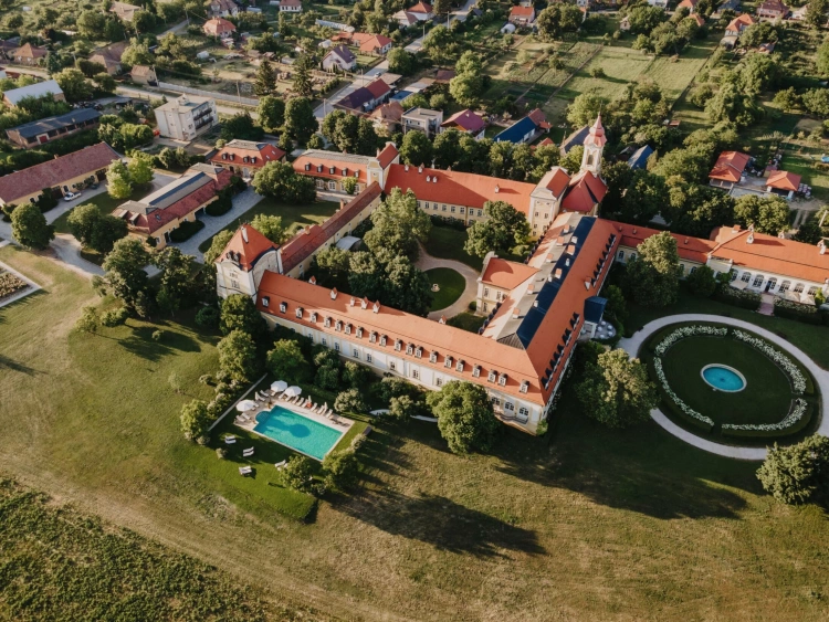 Slovenský zámok je najromantickejším hotelom Európy. Chodieva tam aj princ Harry_1