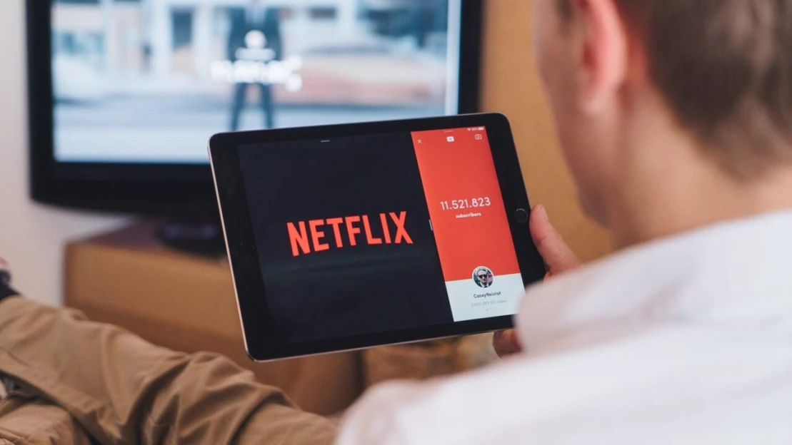 Netflix valcuje aj napriek obmedzeniu zdieľania hesiel. Získal  8 miliónov predplatiteľov