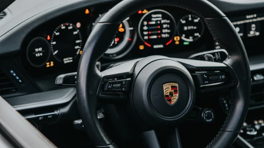 Luxus na kolesách pribrzdil. Automobilka Porsche hlási až o pätinu nižší zisk