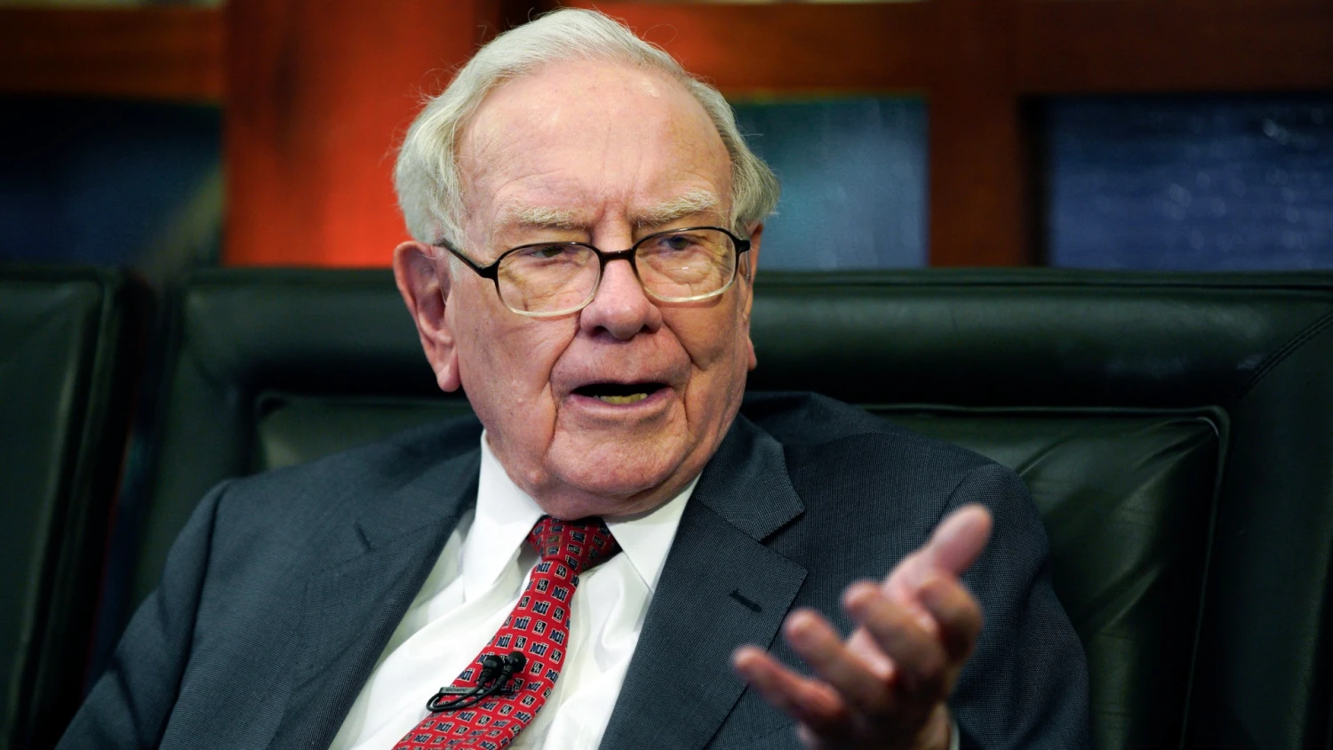 Nahromadil rekordnú hotovosť. Warren Buffett konečne prezradil, aká je jeho stratégia