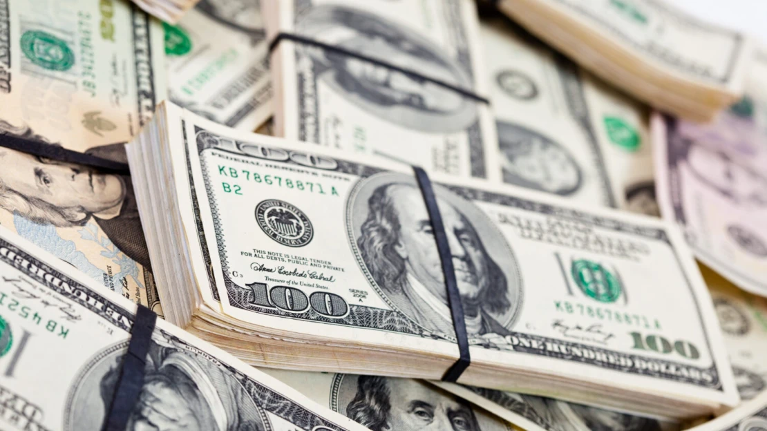 Dolár klesol po tom, čo agentúra Moody’s znížila rating USA
