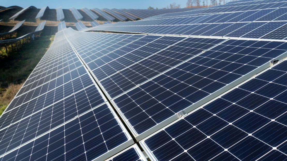 Výroba elektriny z fosílnych palív v EÚ klesla na historické minimum, posilnila solárna energia