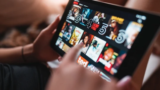 Netflix výrazne zvýšil zisk a prvýkrát pri tvorbe použil umelú inteligenciu