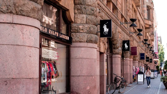 Iní klesajú, Ralph Lauren rastie. Bohatí zákazníci utrácajú za produkty amerického módneho domu