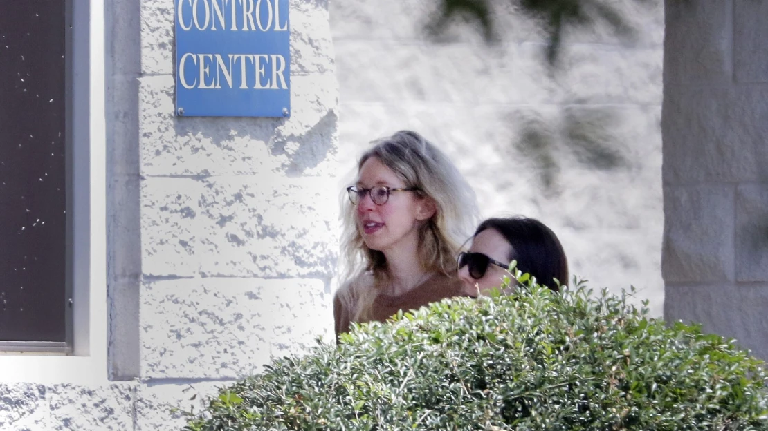 Podvodníčka Elizabeth Holmes nastúpila do väzenia. Má si odsedieť 11 rokov