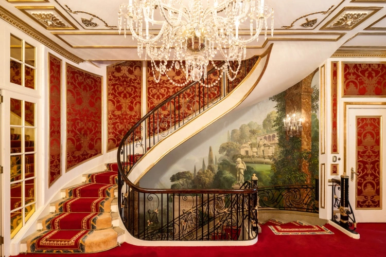 Šesť poschodí, ružový mramor a jedáleň ako vo Versailles. Byt Ivany Trump zdražel o 24 miliónov_0