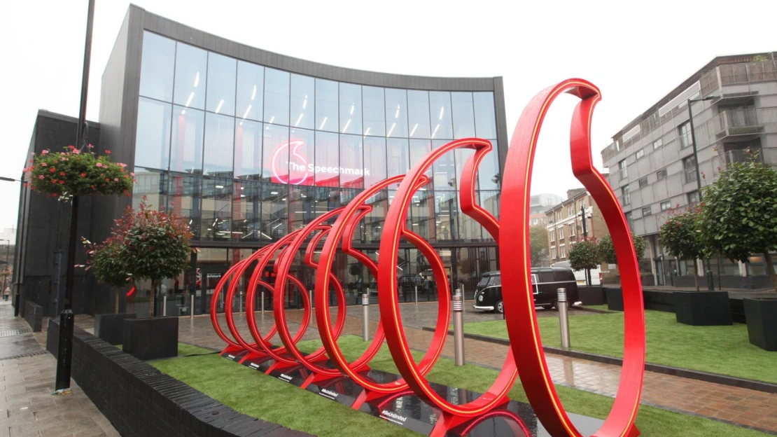 Nová šéfka začala so škrtmi: Telekomunikačný gigant zruší až 11-tisíc miest