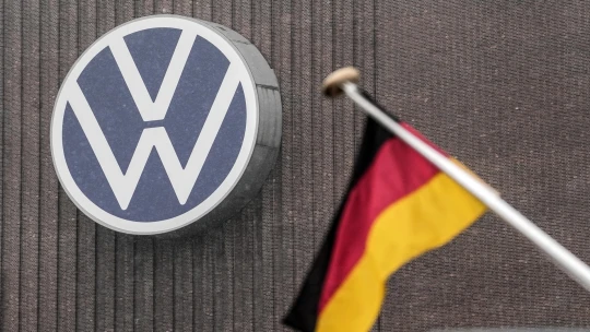 Vedenie Volkswagenu sa zriekne veľkej časti svojich miezd. Chcú tým znížiť náklady automobilky