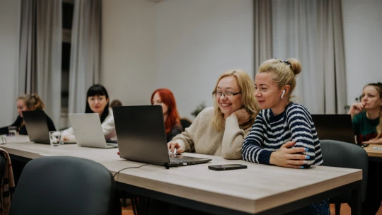 Práca v IT je pre ženy ideálna. Napriek tomu zaostávame aj za Rumunskom a Bulharskom