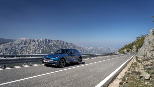 Obľúbená značka Jamesa Bonda posilní výrobu elektroáut. Aston Martin a Lucid spoja sily