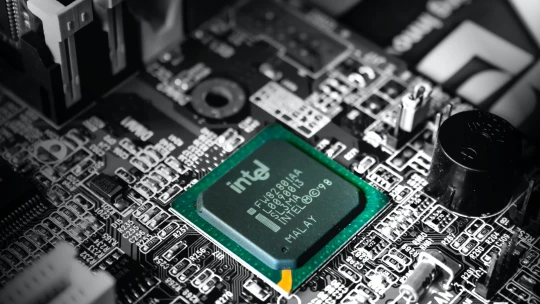 Miliardové spojenie. Americký výrobca čipov Qualcomm kupuje britskú firmu Alphawave
