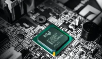 Miliardové spojenie. Americký výrobca čipov Qualcomm kupuje britskú firmu Alphawave