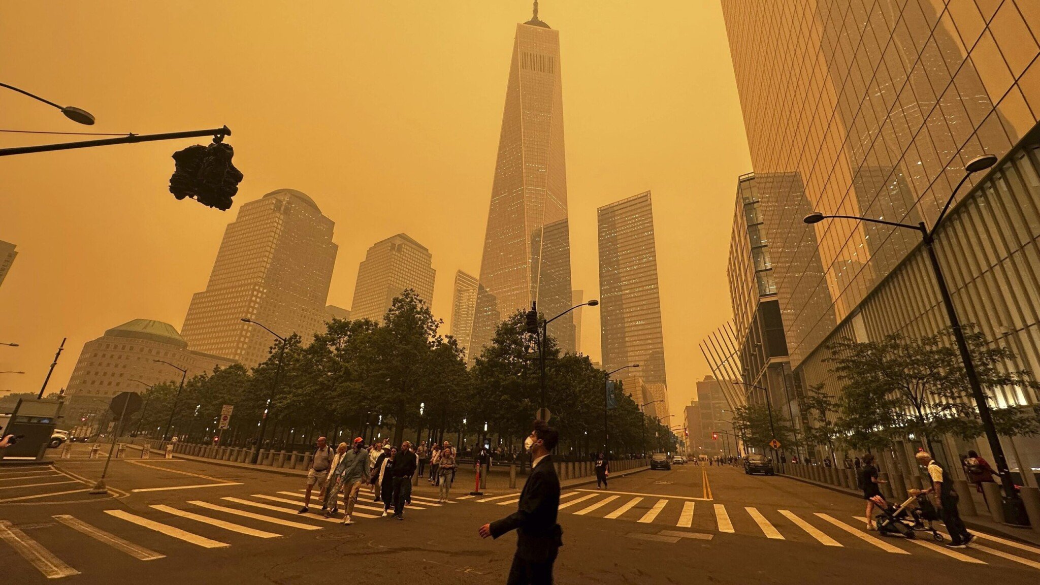 New York zahalil hustý oranžový dym z kanadských požiarov. Úradníci vydávajú varovania