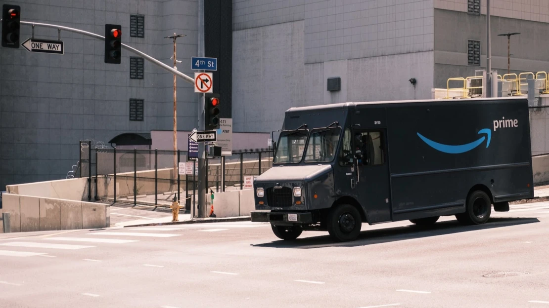 Amazon podľa úradov nútil zákazníkov k registrácii do služby Prime. Akcie firmy klesajú