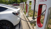 Prečo Tesla v Číne predáva za trojnásobnú cenu a prekonáva každý model BYD