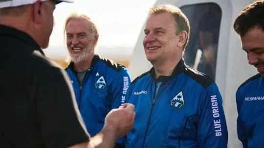 Britský boháč a dobrodruh stratený v Atlantiku. Je na palube ponorky, ktorá sa potopila k Titanicu