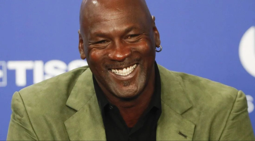 Michael Jordan predal svojich basketbalových sršňov. Mal dostať tri miliardy dolárov