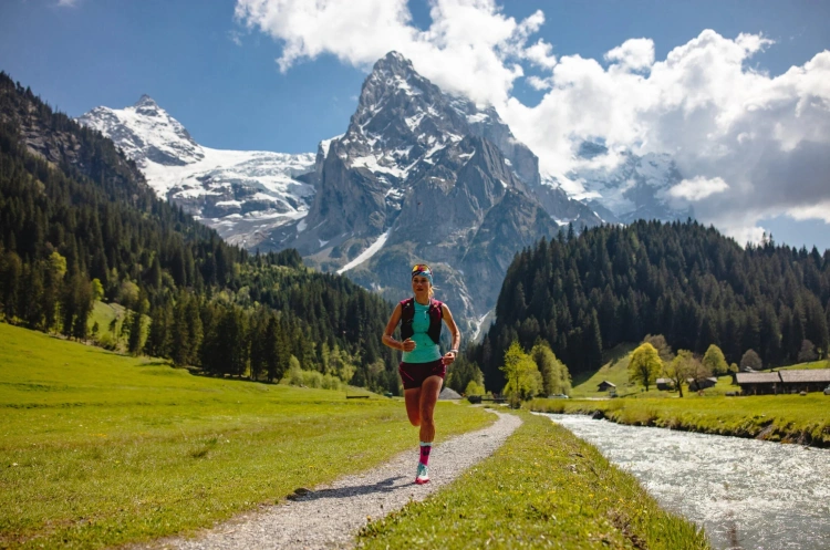 Miliónový (prí)beh. Lenka Vacvalová beží tisíce kilometrov Alpami na pomoc chorým deťom_1