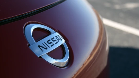 Nissan zvažuje presun časti výroby do USA, Jaguar Land Rover pozastaví dovoz áut