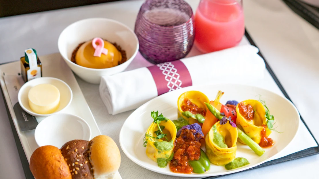 Gastro zážitok v oblakoch. Šéfkuchár radí, s ktorými aerolíniami si najviac pochutnáte