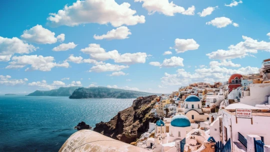 Čierne pláže, joga na terase a opečený baklažán. Slovenka odporúča, ako si užiť Santorini ako miestni