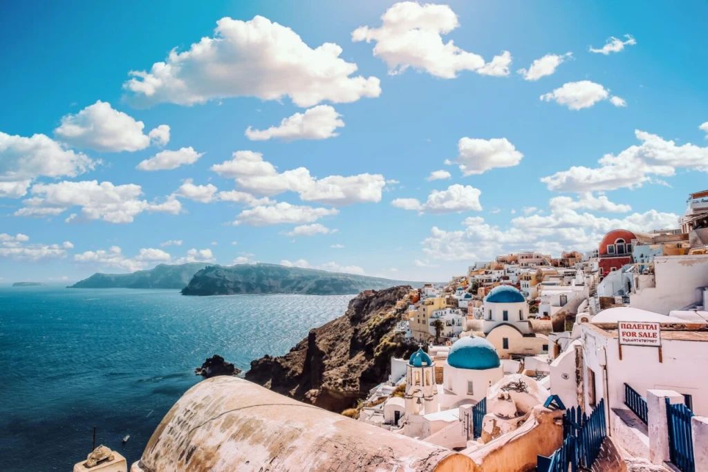 Čierne pláže, joga na terase a opečený baklažán. Slovenka odporúča, ako si užiť Santorini ako miestni