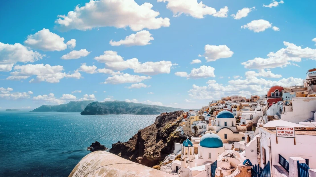 Čierne pláže, joga na terase a opečený baklažán. Slovenka odporúča, ako si užiť Santorini ako miestni