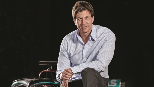 Nerobí okolky a neznáša nedokonalosť. Ako Toto Wolff vytiahol Mercedes na špičku pretekov F1