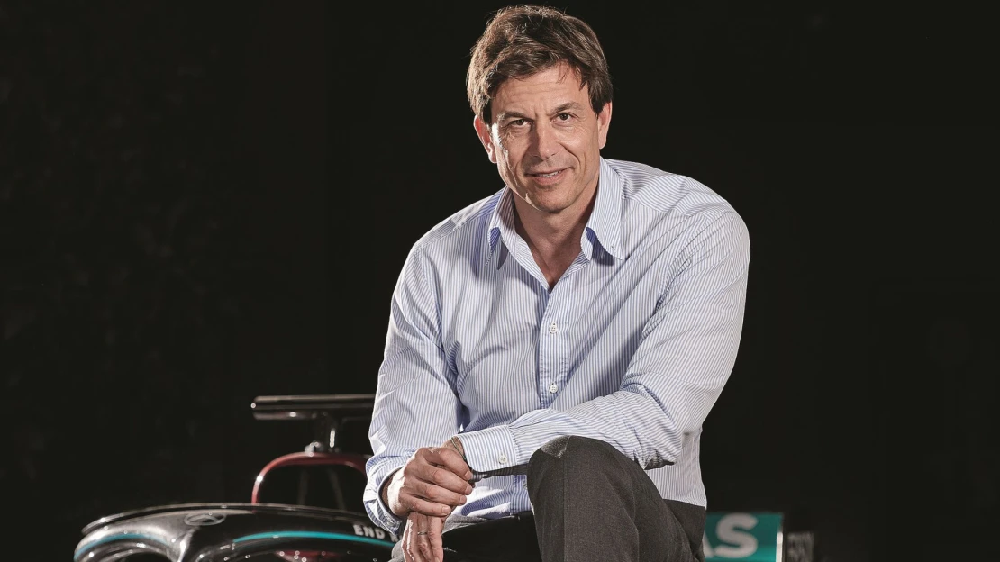 Nerobí okolky a neznáša nedokonalosť. Ako Toto Wolff vytiahol Mercedes na špičku pretekov F1