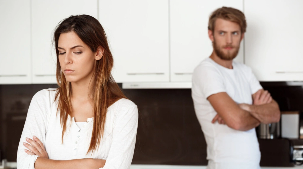 Financie, intimita, domáce práce. 3 bežné hádky vo vzťahoch a riešenia podľa psychológa