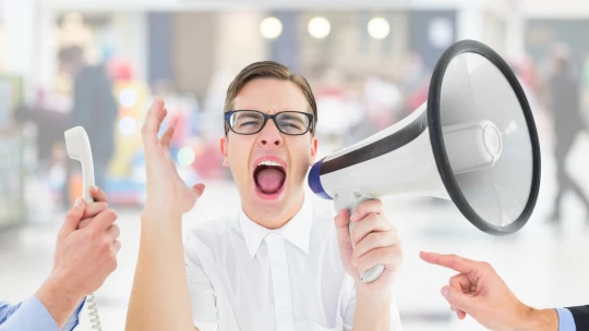 „Loud quitting“ na vzostupe. Nahnevaní zamestnanci sa začínajú verejne sťažovať